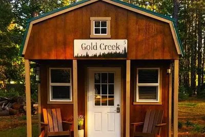Image de Gold Creek Cabin 3 -  Restrooms and Showers are only a short walk away.