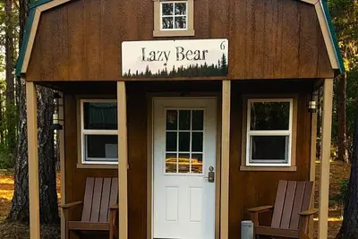 Image de Lazy Bear Cabin 6 - Restrooms and Showers are a short walk away.