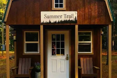 Image de Summer Trail Cabin 5 - Restrooms and Showers are only a short walk away.