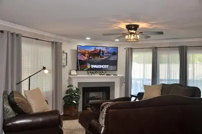 Image de \"Relaxing Retreat\"  7 Night Discount~No Stairs~Indoor Pool~Golf~Trout~Pickleball