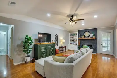 Image de Home 1 Mi to Historic Gingerbread District & Dtwn!