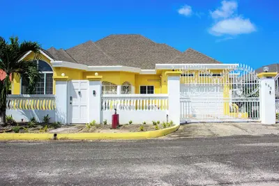 Image de Cozy family home in St Ann Jamaica