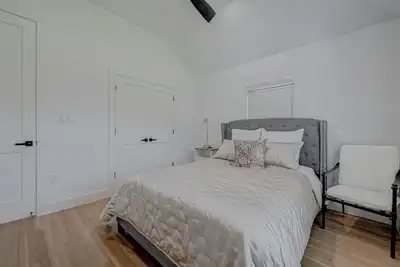 Stylish-Cozy 2-br in Bellaire relaxing home for the family and pet-friendly\n\n