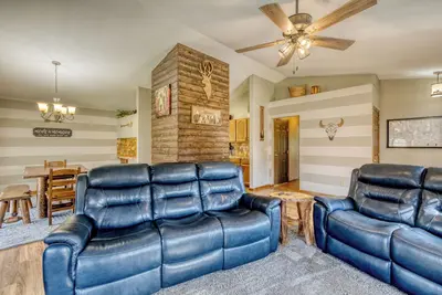 Image de Smoky Mountain Bliss - Waterfront, Hot Tub, Game Room, Fire Pit, & Near Casino