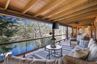 Image de Lakeside Retreat Blue Ridge, Private Lake, Hot Tub, Firepit, Game Room, Kayaks