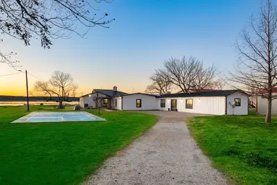 Image de 15 minutes from Rocker B! Luxury Waterfront Pk Home - Pickle Ball Court!