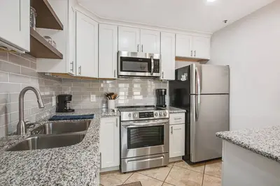 Image de Enjoy our remodeled condo-2 min walk to surf and serene sandy Gulf coast beach!