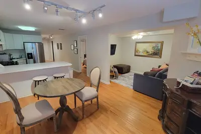 Image de Cozy Depaul/Wrigley Garden Condo +Free Parking!