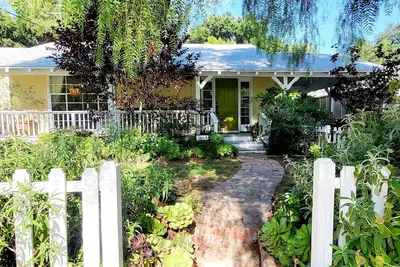 Image de Woodland Hills Cottage on beautiful 1/4 acre property
