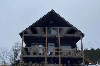 Image de Cozy rural getaway. 5 acres with pond and forest. Family/pet friendly!