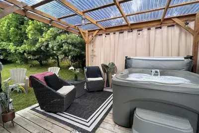 Image de Rainforest Art House w\/Hot Tub, 5 Min to Volcanoes Natl Park 4bdrm 2ba sleeps 8