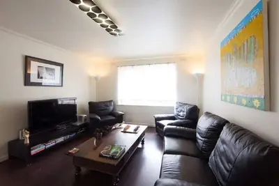 Image de 2br, Safe, Locked Parking & Close to Transport