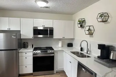 Cozy Retreat Close to Everything
