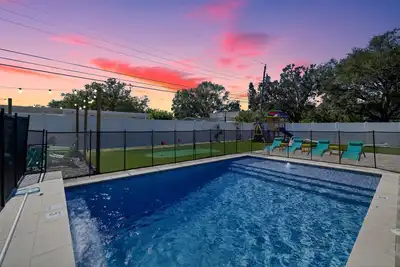 2 Miles to Beach! Fire pit ~ Heated Pool ~ PuttPutt