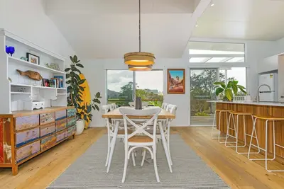 Image de Rail Trail Retreat - Artisan Rural home - 5 mins only to pristine beaches!