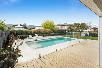 Image de The Family Beachside Escape House & Guest House by Ready Set Stay- Pool, Linen