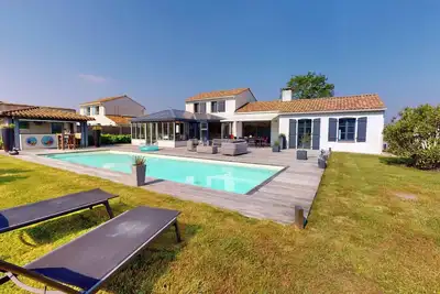 Villa de standing avec piscine chauffée domaine privé proche golf plages à 10 mn