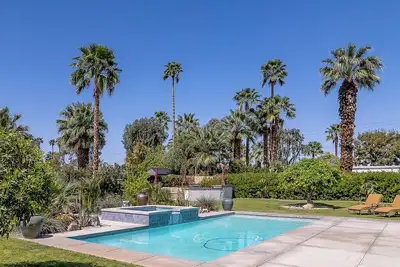 Image de Best Backyard in the area! A+ Decor and Fabulous Beds make this a No Brainer!