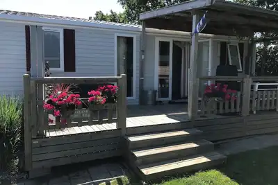 Image de Prachtig knus Luxe Chalet „Zeebries“ Park Oase Renesse (zeer rustige ligging)