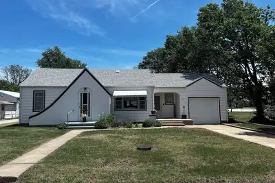 Image de Cute cozy full home fenced back yard spacious parking near lake