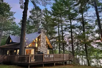 Image de Parker Lake Chalet | Dock • Near Dells • Fire Pit