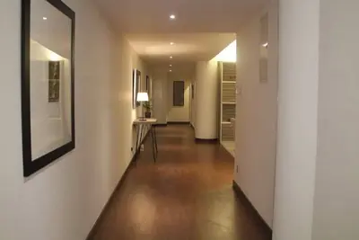 Image de A private 2100sqf  luxurious condo with modern furnishing in the heart of city