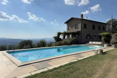Image de Villa and pool, next to typical Tuscan vineyards and olive groves, breathtaking sunsets