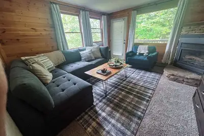 Image de Cozy 3 Br Treetop condo mins walk to slopes