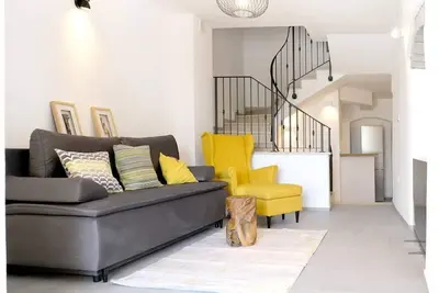 Image de V. Solaris : Joyau de 200 Ans avec Piscine Chauffée à l'Eau Salée et Vue sur Mer