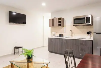 Image de Rooftop Pool w/Lounge Area-2 Brm Apt-sleeps 4 U2