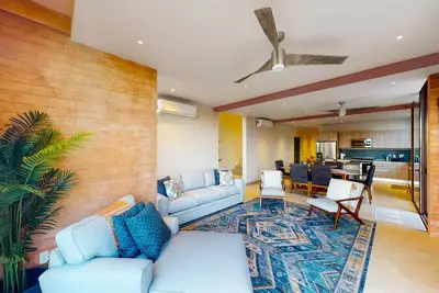 Image de Luxury house with private pool, ocean view, inviting balcony & elegant charm