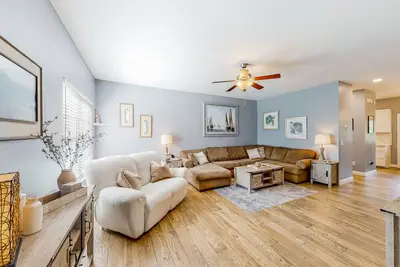 Light-filled townhome with shaded deck, walk to Bonaventure Cemetery