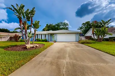 Image de Snowbird-friendly home near beaches with enclosed yard, grill, screened patio