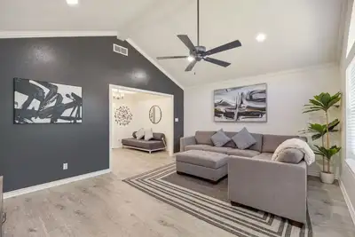 Image de Noir at Hollytree Dr. Perfect Location!