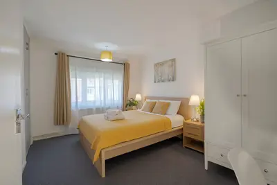 Image de Entire 4 beds, 2 baths & 3 mins walking to Icc Five ways and Broad street