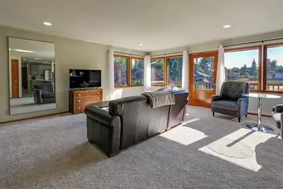 Image de Relax & Recharge: Edgewood Home w/ Balcony