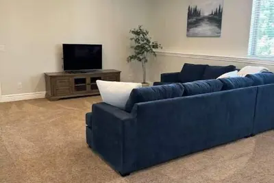 Image de 2 Bdrm Private Basement Apartment Sleeps 6