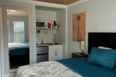 Image de Beach Cottage, 1 queen Bed+ Kitchenette, Free Parking, Walk to Ocean & Dining!