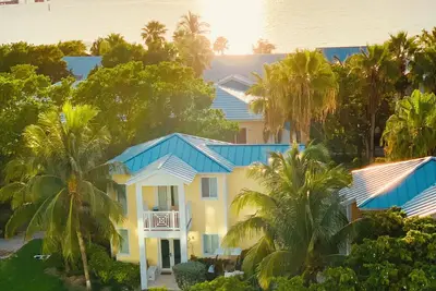 Image de Bahamian Rhapsody: 2-Story Treehouse in Prime Location \nBoat slip available 40ft