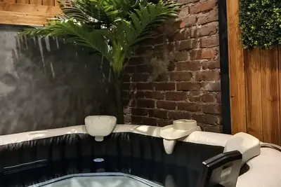 Image de Les loges du théâtre. \nQuartier Chic \n14personnes Max \nsauna, champagne, vélos, jeux