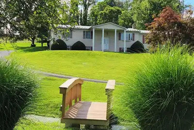 Image de Glade Run House - A quiet country home retreat with a stream running through it.