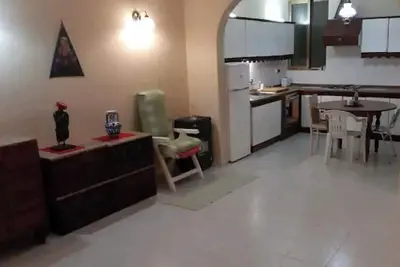 Image de two bedroom apartment near sea with patio sleeps six 2 king size beds 1 sofa bed
