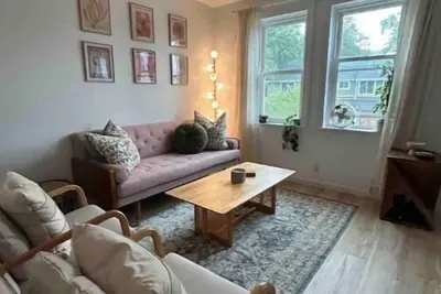 Image de Beautifully renovated 2Bed/1Bath condo on Main Street w/ Portage Lake Views!