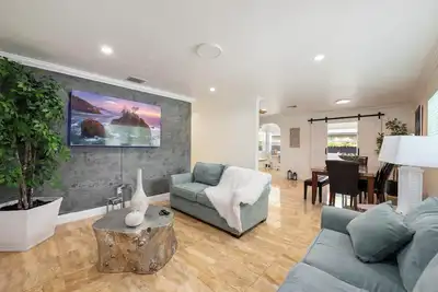 Image de Miami Lovers Corner Home\nLaundry in Unit/ Private Parking/ Newly remodeled