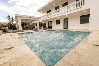 Image de Modern Duplex with Heated Pool - Short Walk to Beach