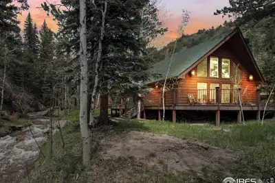 Image de Streamfront Updated Cabin Close to Estes Park New Hot Tub 3 Private Acres Pet Ok