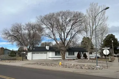 Image de Huge house across st from Gc railway- hot tub