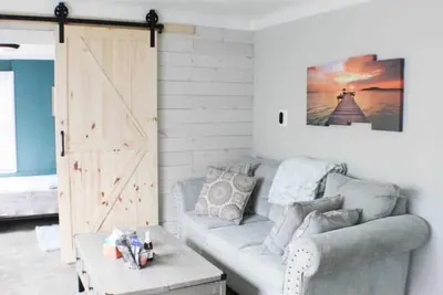 Image de Cozy cottage located in the heart of Port Clinton. Pet Friendly too!