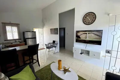 Image de Portmore Haven: Secure Retreat with Beach Access