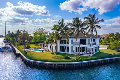 Image de Holiday Estate : Stylish Waterfront Villa with Pool & Sunset Views